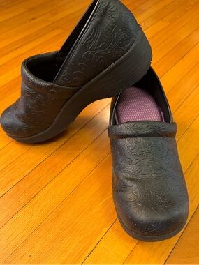 SafeTstep Black Embossed Women's Clog’s with Cushioned Insole